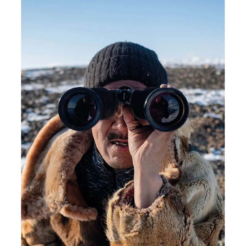 Vova scruta il paesaggio in cerca della mandria.