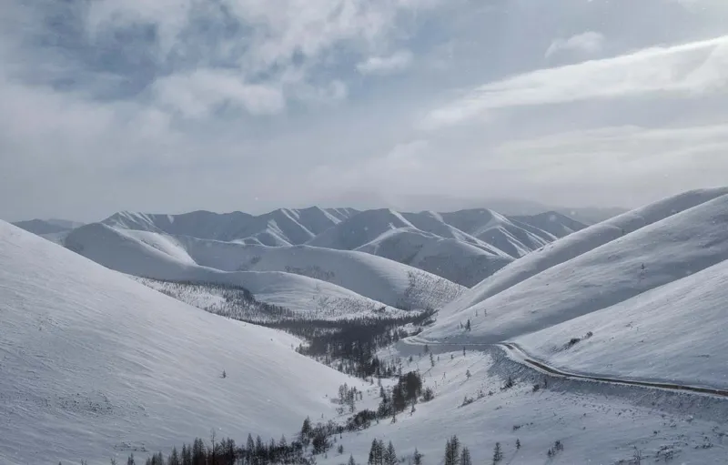 La strada verso gli allevatori di renne della regione di Magadan. «La vista qui è davvero stupenda, un immenso mare di bianco circondato tutto attorno da cime dolci, leggermente arrotondate.»