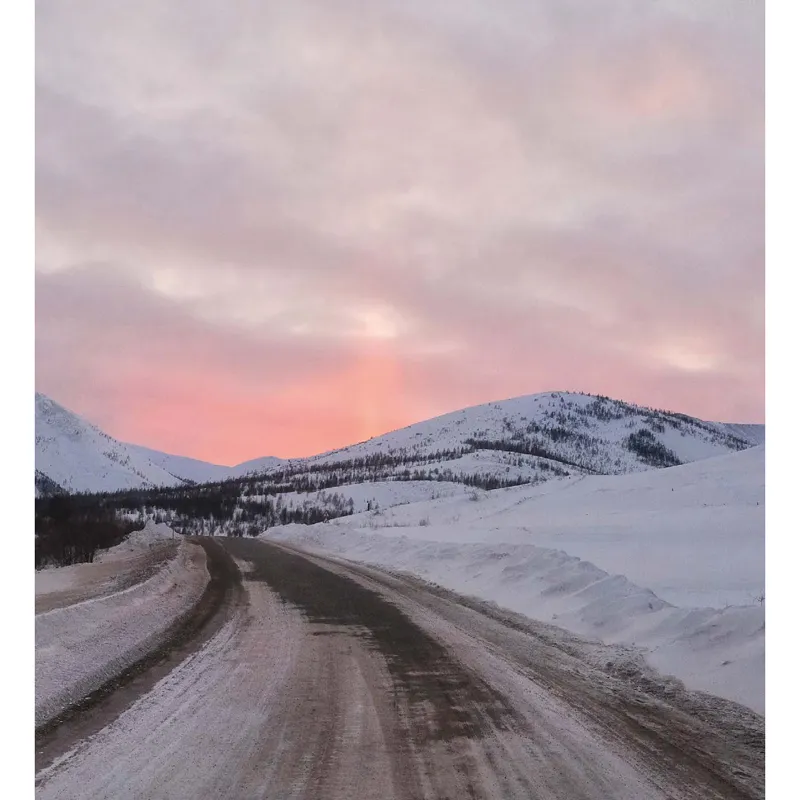 L’autostrada Kolyma. Una arteria lunga 2032 chilometri, che collega Magadan a Jakutsk. Chiamata anche Strada delle Ossa per l’alto prezzo pagato per la sua realizzazione, dato che venne costruita dai prigionieri del Gulag in durissime condizioni.