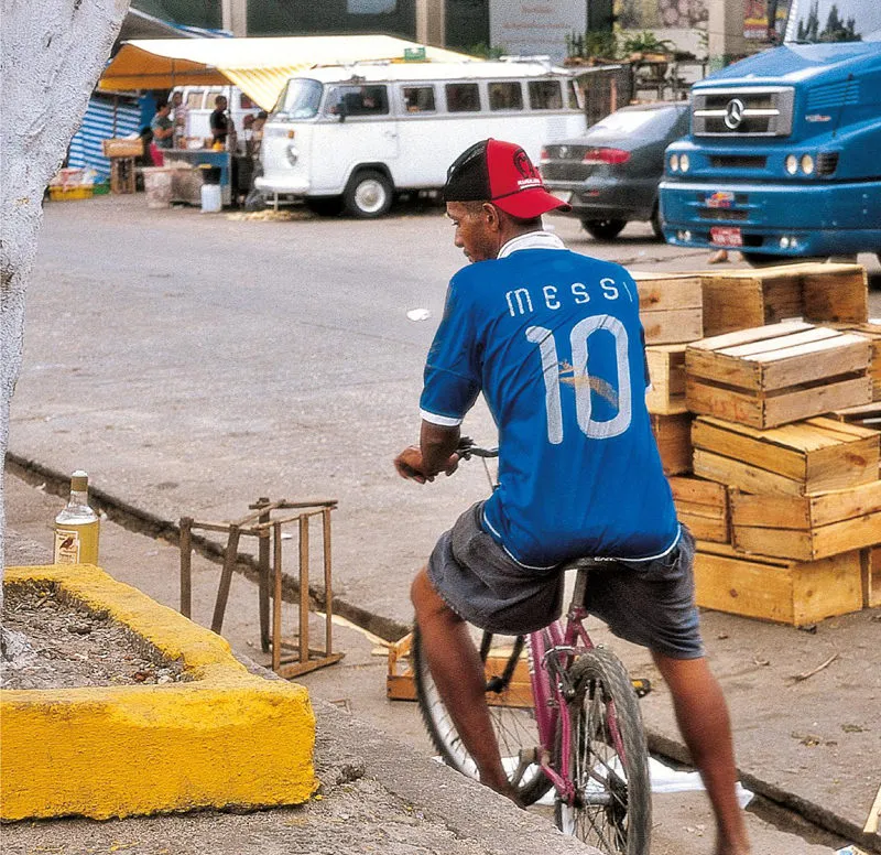 Se un brasiliano veste Messi, o è confuso oppure ama lo sport più di ogni altra cosa al mondo.