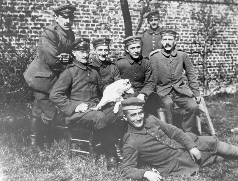 Grazie alle esperienze di Hitler (il più a destra nella foto), molte delle politiche naziste furono una reazione alla Prima guerra mondiale e al perdurante malcontento diffuso in Germania.