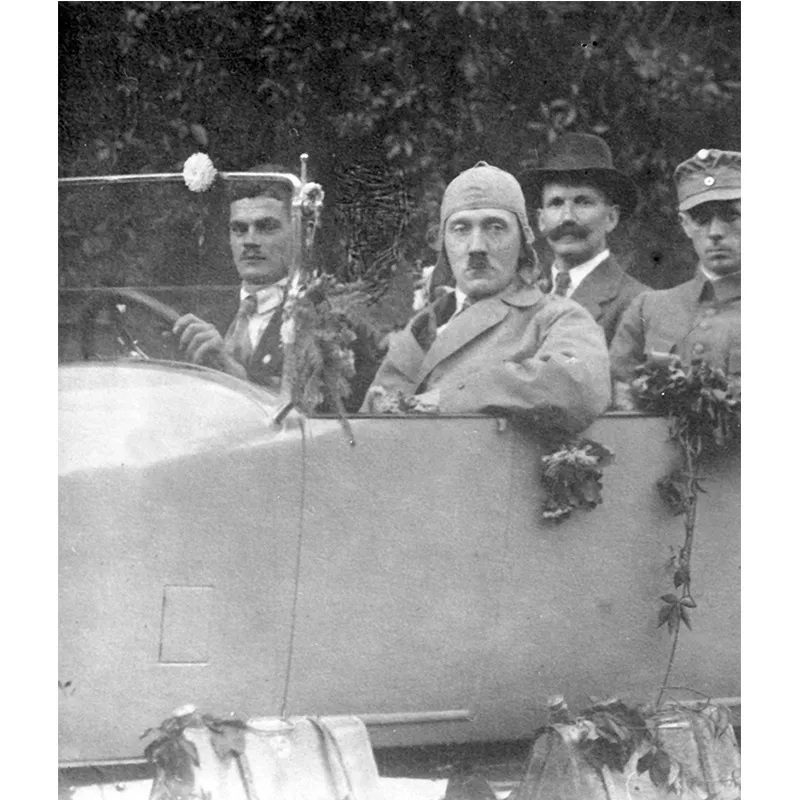 Dopo il fallimento del putsch di Monaco, nel 1923, Hitler venne portato via a bordo di un’auto gialla, probabilmente quella che compare nella foto (il veicolo che era solito usare nelle sue campagne politiche).