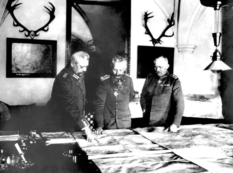 Da destra: Paul von Hindenburg, il Kaiser Guglielmo II e il generale Erich Ludendorff studiano le mappe del fronte di battaglia al quartier generale tedesco di Stenay, in Francia, nel 1917.
