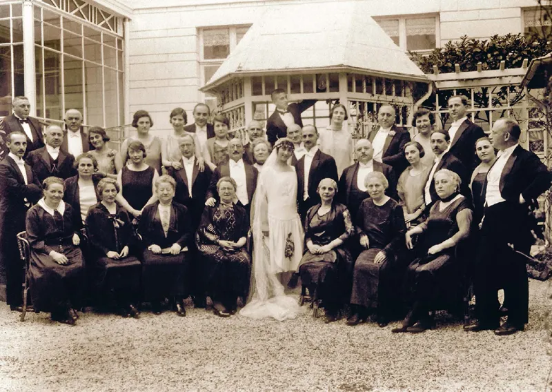 Gli sposi Otto ed Edith Frank-Holländer con gli invitati alle loro nozze, 12 maggio 1925. Quello stesso giorno Otto festeggia il suo trentaseiesimo compleanno.