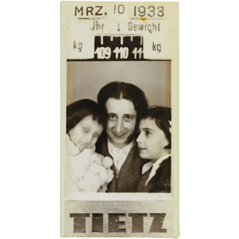Una foto di Edith, Anne e Margot, scattata nella cabina automatica dei grandi magazzini Tietz il 10 marzo 1933. Insieme pesano 110 chilogrammi.
