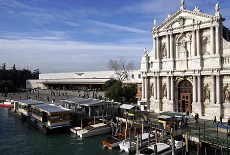 La stazione ferroviaria e in primo piano la chiesa degli Scalzi