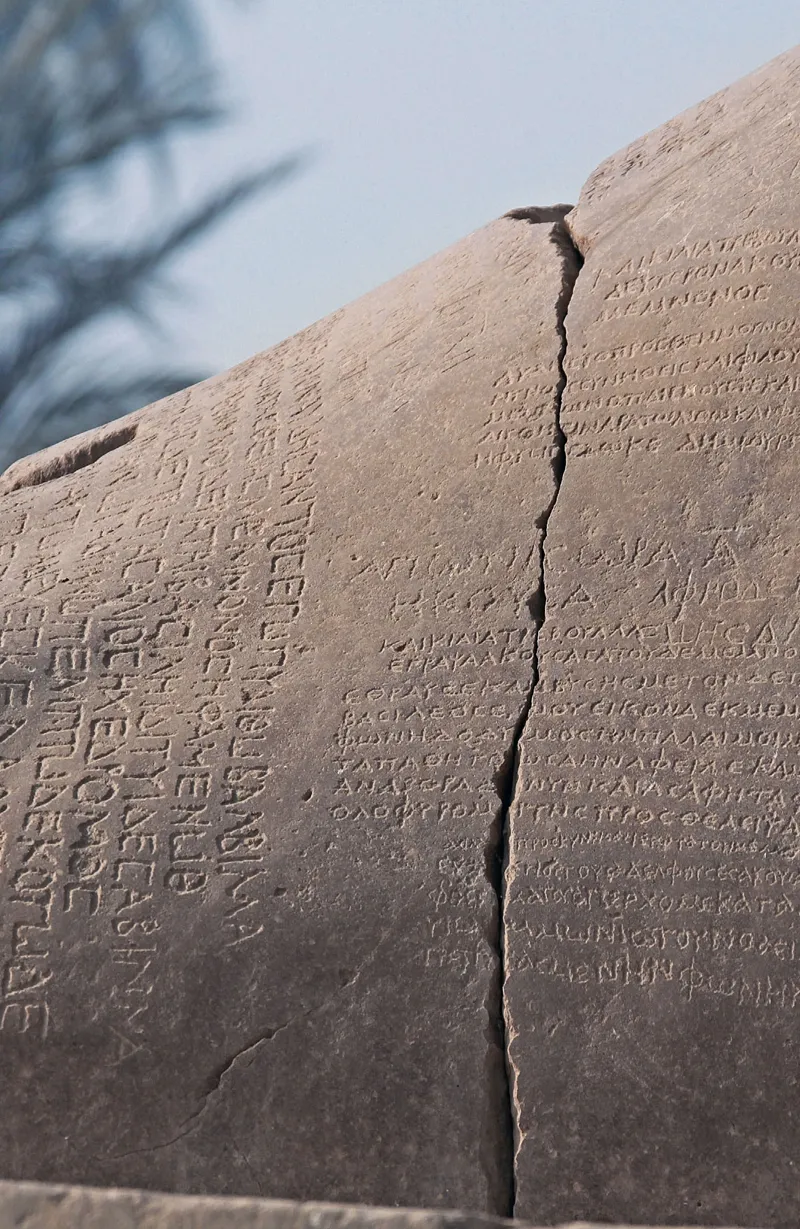 A destra: Questa sezione del piede di Memnone (la fenditura verticale è visibile anche nella fotografia in alto) dà un’idea abbastanza precisa della moltitudine di graffiti (per lo più brevi composizioni in greco) che riempivano ogni centimetro di «pelle» della statua. All’estrema sinistra si trova un’altra composizione di Giulia Balbilla: «Io, Balbilla, ho sentito attraverso la pietra che parla la voce divina di Memnone…».