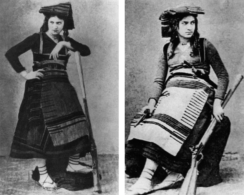 Michelina De Cesare, in costume tipico ciociaro. Le due fotografie, scattate nel 1865, ebbero grandissima diffusione. Oggi sono un’icona, la personificazione assoluta della brigantessa.