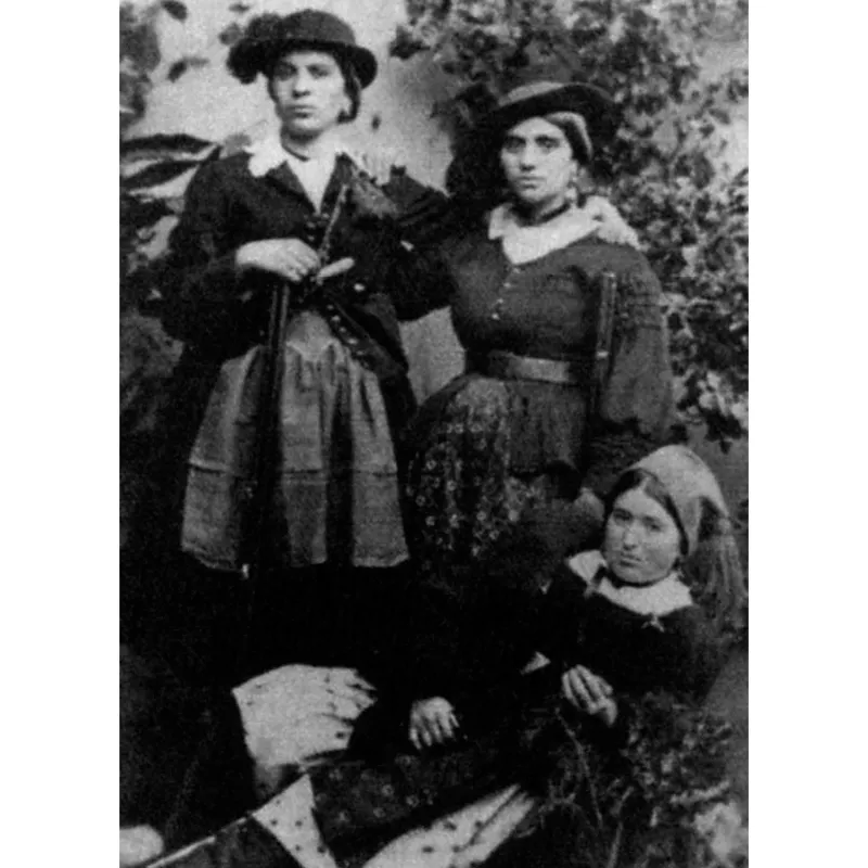 Filomena Pennacchio con Giuseppina Vitale e Maria Giovanna Tito. Alle loro spalle il muro del carcere e un accenno di verde disposto dal fotografo. Il tutto con fini propagandistici.