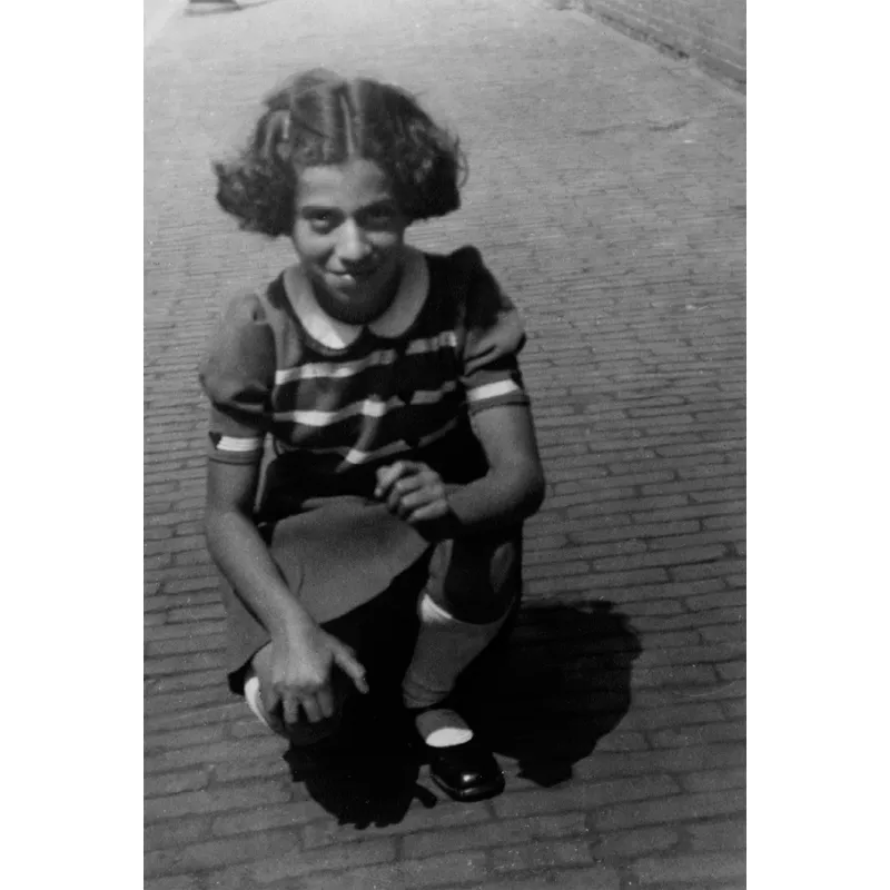 Clara a undici anni in Jan Lievensstraat, ad Amsterdam (1939). La foto è stata scattata da Selma con la sua macchina fotografica Lumière.