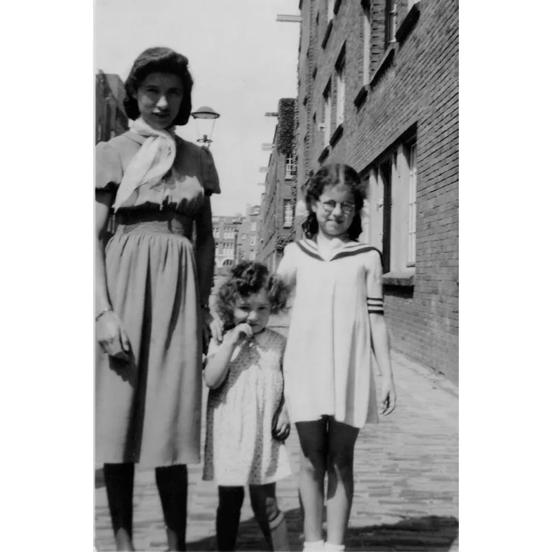 Selma (a sinistra) nel giorno del suo compleanno insieme alle cuginette Janni (al centro) ed Emily, morta nel 1943 (Amsterdam, giugno 1940).