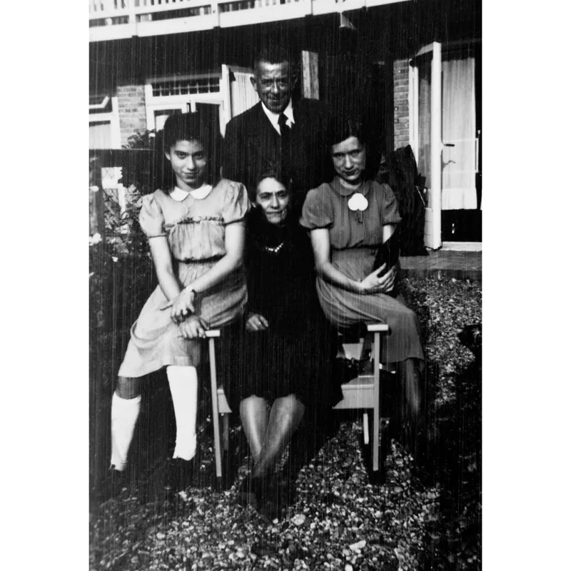 Da sinistra: Clara, papà, Selma e mams ad Amsterdam (ottobre 1941).
