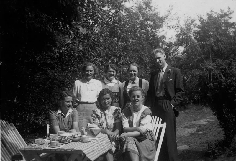 Selma (seduta al centro) insieme a Dit Kuyvenhoven, Thea Boissevain e ad alcuni amici svedesi (Äppelviken, Svezia, 24 giugno 1945).
