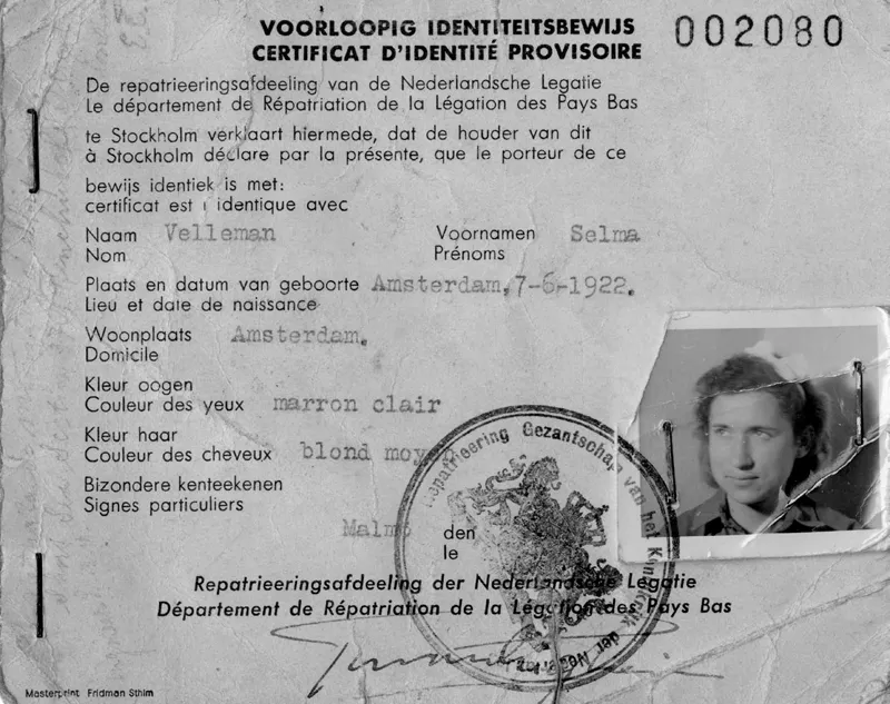 Nel documento di rimpatrio ad Amsterdam dell’agosto 1945 c’è scritto: «Nome e cognome: Selma Velleman. Luogo e data di nascita: Amsterdam, 7-6-1922. Colore degli occhi: Marrone chiaro. Colore dei capelli: Biondo medio».