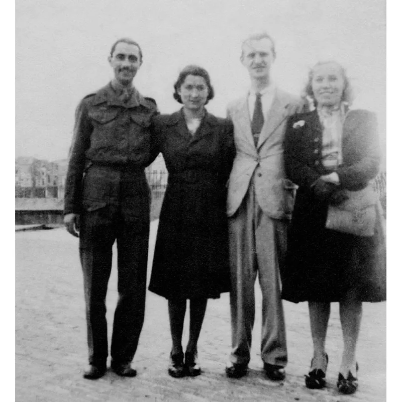 Selma insieme al fratello David (in uniforme) e al signore e alla signora Jongeneel. Durante la guerra David era stato ospitato per qualche mese dalla famiglia Jongeneel (Middelburg, settembre 1945).