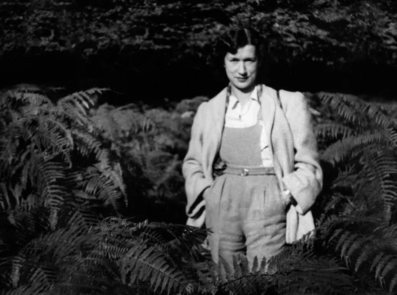 In questa foto scattata a Londra dal fratello Louis, Selma indossa il completo che aveva ricevuto in dono in Svezia poco dopo la liberazione (1945).