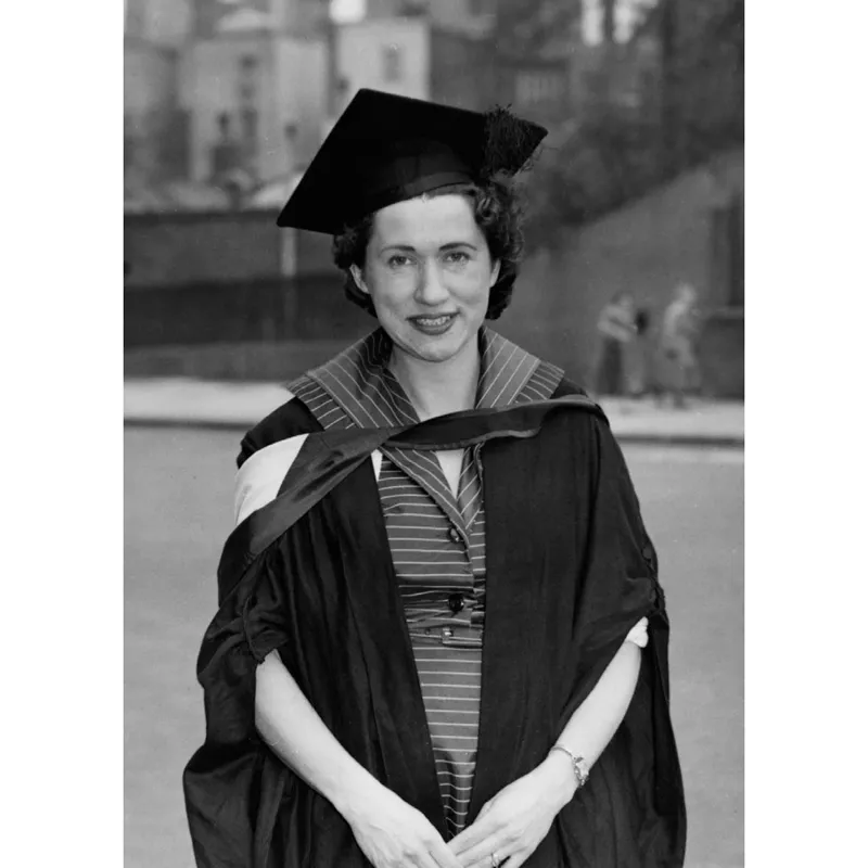 Selma, prossima al parto, riceve il diploma di laurea (Londra, maggio 1957).
