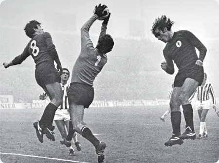 Dopo aver evitato il “paracarro”, Dino Zoff anticipa Graziani.