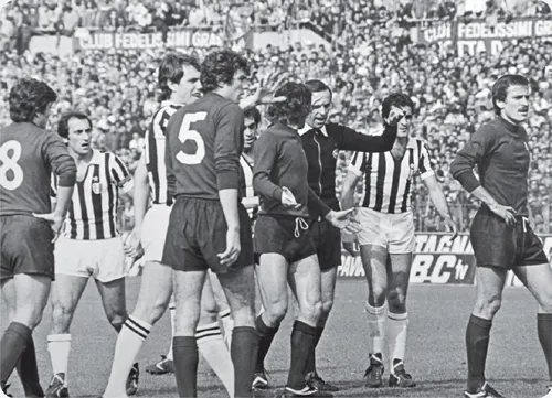 Discussione da derby, l’arbitro Gino Menicucci dirige il traffico.