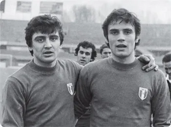 Non prestate attenzione a me e Franco Colomba con la maglia della Nazionale Militare. Concentratevi sul volto che fa capolino alle nostre spalle: si tratta dell’immarcabile Marzio Bertocchi.