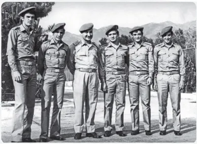 Graziano Bini, Bruno Conti, io, Vincenzo D’Amico e Claudio Desolati in compagnia di un ufficiale in caserma. Sembra ieri…