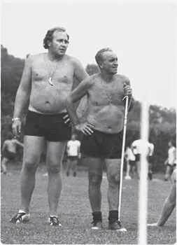 Franco Migneco e Ciccio Sentimenti, visibilmente accaldati, osservano la squadra durante un allenamento. Viene alla mente la moglie di Einstein che, quando vide per la prima volta il marito nudo, esclamò: «Che fisico di m…!».