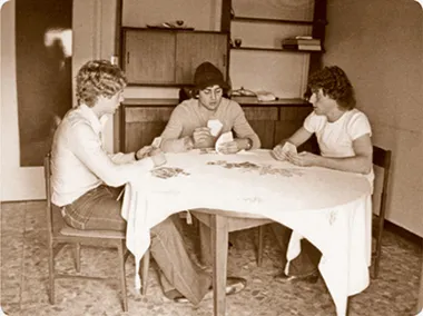 Bisca nella cucina dell’appartamento in Lungo Po Antonelli. Fabrizio Gorin, io e Roberto Bacchin impegnati in una partita a poker.