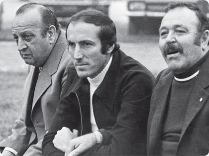 Antonio Forconi, primo a sinistra, soffre per il Toro a bordo campo in compagnia dell’ex Gianni Bui e di Giovanni Migneco.