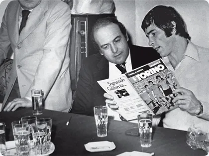 Guido Laiolo e Paolino Pulici si gustano un giornalino granata e un frizzantino.