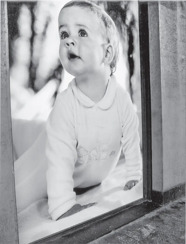 Sul marciapiede di corso Buenos Aires sotto la vetrina della Chicco.