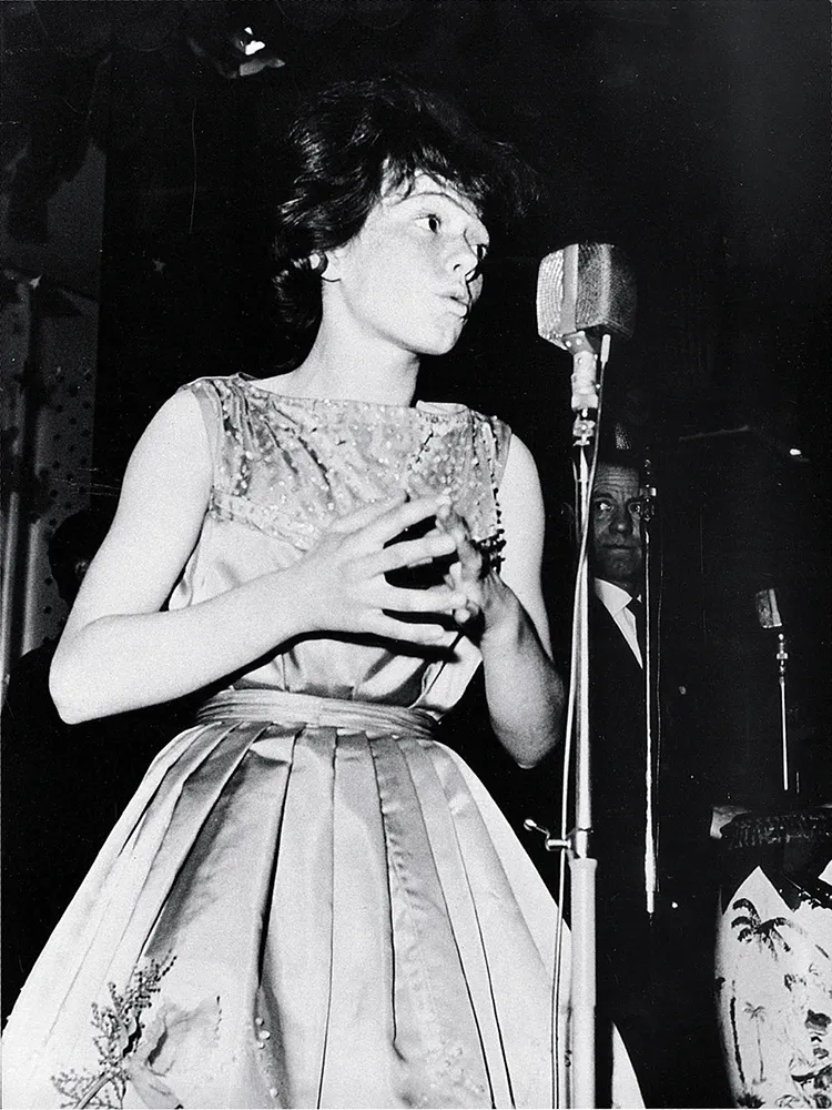 Una delle prime performance davanti al pubblico, nel 1961. Riscuotevo successo per l’energia che sprigionavo sul palco, nonostante la mia giovanissima età.