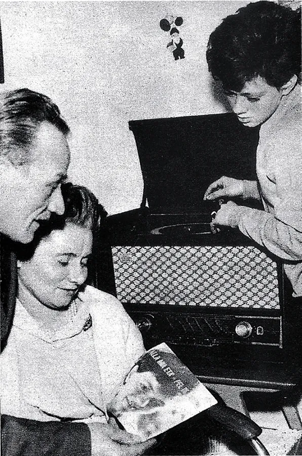 Ottobre 1962. Con la mamma e con il mio fan numero 1, papà Giovanni, festeggio l’uscita del mio terzo singolo. Una nuova, grande emozione!