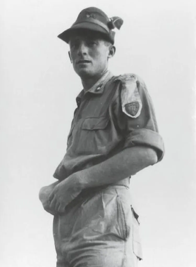 L’alpino Mario Curnis a Silandro (Bolzano), nel 1957.