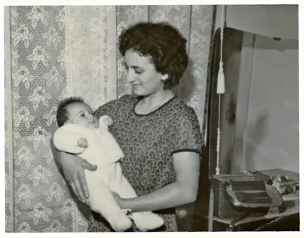 Salvatore appena nato in braccio alla mamma e, a fianco, a tre anni seduto sul bancone del “baricino”