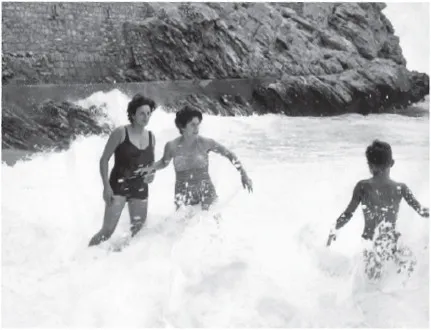 Mamma Carmela al mare insieme a zia Clementina e, sotto, una grande riunione di famiglia
