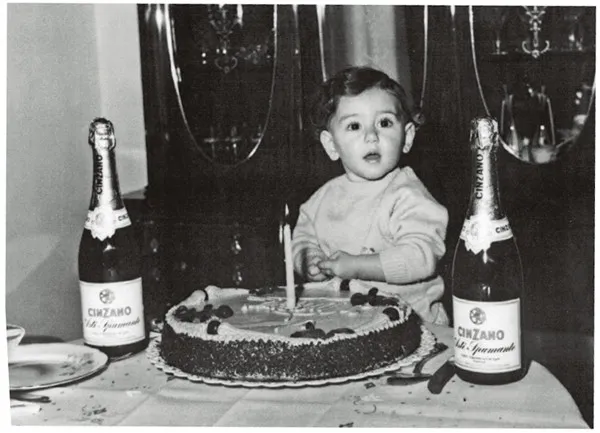 Salvatore a un anno, festeggiato con il dolce della sua mamma