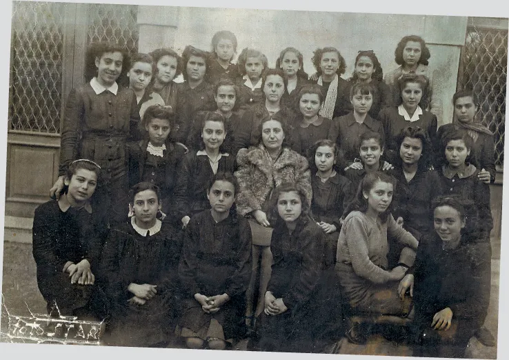 La mia classe, nell’ultimo anno di scuola. Io sono la prima a sinistra, in seconda fila.