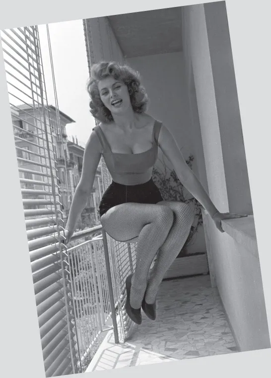 All’inizio degli anni ’50, trasferendomi a Roma, vivevo con mammina e Maria e mi barcamenavo tra concorsi e servizi pubblicitari… talvolta fatti sul balcone di casa, a via di Villa Ada.