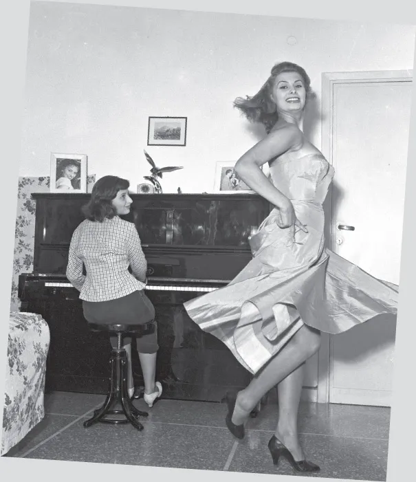 All’inizio degli anni ’50, trasferendomi a Roma, vivevo con mammina e Maria e mi barcamenavo tra concorsi e servizi pubblicitari… talvolta fatti sul balcone di casa, a via di Villa Ada.