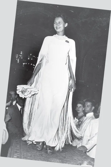 …e in questa foto del ’50 sfilo sulla passerella di Miss Italia indossando un abito bianco con le frange gentilmente prestato da un’amica del patron Villani che aveva una boutique. Avrei vinto il titolo di Miss Eleganza.