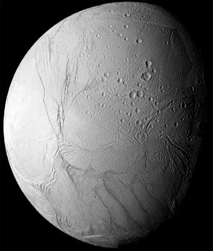  Encelade est un des très nombreux satellites de Saturne, sa surface complètement froide est gelée.