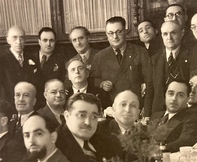 Brescia, 1941. Ercole Paroli (il primo da sinistra, in alto) e il figlio Enzo (il quarto da sinistra, nella fila in basso) durante la festa per le sue nozze d’oro con la toga da avvocato.