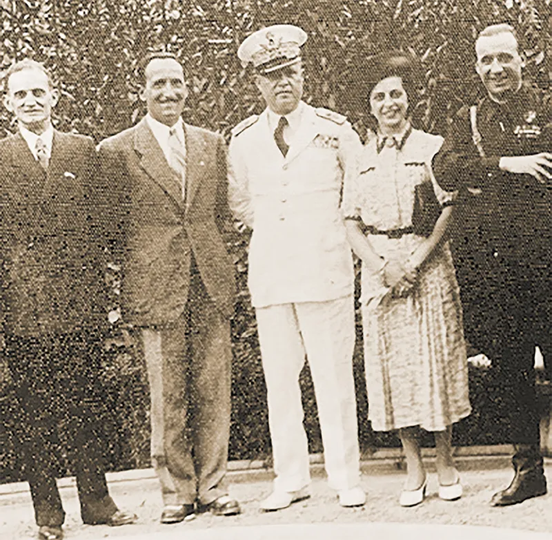 Brescia, 1938. Il federale di Brescia Giovanni Comini (il secondo da sinistra in borghese) con Cecilia Paroli Castelletti, sorella di Enzo, nata dal secondo matrimonio di Ercole Paroli. Grazie all’amicizia con Comini, che per volontà di Mussolini divenne il «custode» di Gabriele d’Annunzio al Vittoriale per evitare iniziative scomode per il regime, Cecilia riuscì a impedire la deportazione di membri socialisti e antifascisti della famiglia Paroli.