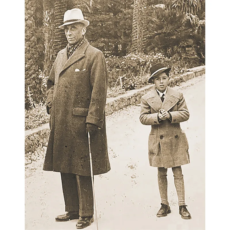 Bordighera, 1939. Ercole Paroli con il nipote Stefano (figlio adottivo di Enzo) che ricevette in casa la famiglia Interlandi nel novembre del 1945 e che nel febbraio del 1989 incontrerà Sciascia nello studio di via Crispi a Brescia.