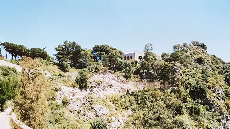 La villa di Telesio Interlandi sulla sommità di Capo Sant’Andrea a Taormina. Il promontorio si affaccia sull’Isola Bella.