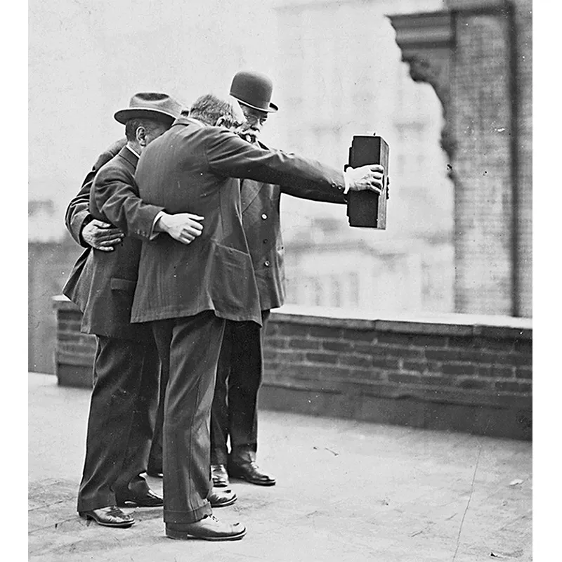 Selfie dei fotografi della Byron Company sulla terrazza del loro studio a New York, 1920. Collezione del Museum of the City of New York.