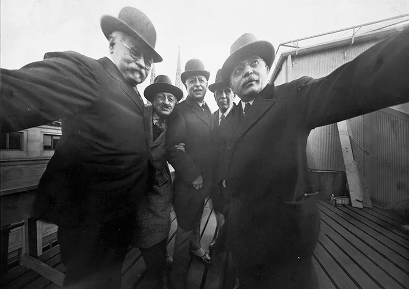 Selfie dei fotografi della Byron Company sulla terrazza del loro studio a New York, 1920. Collezione del Museum of the City of New York.
