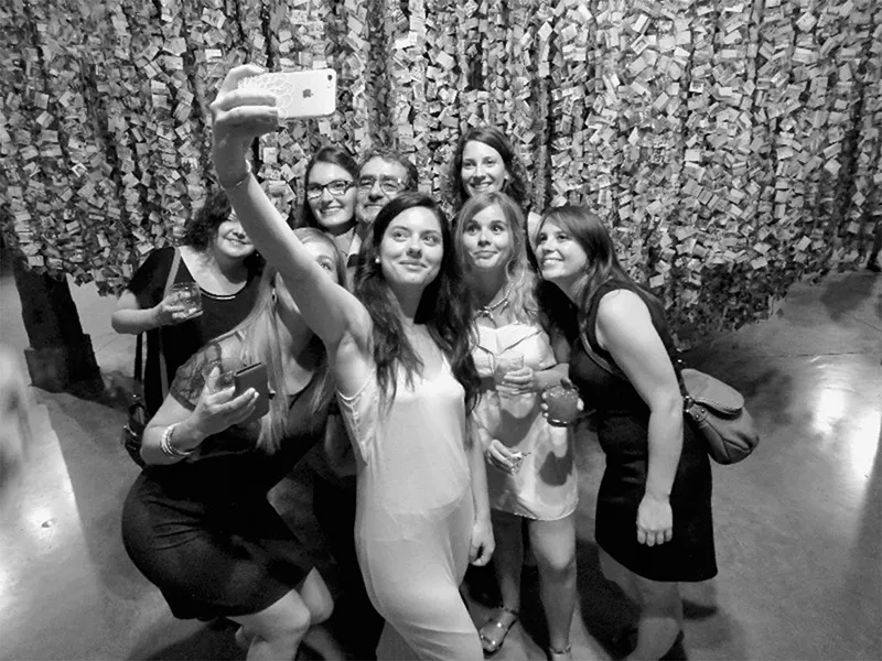 Il selfie come nuovo rito sociale. Inaugurazione di una mostra, Montréal, 2015.