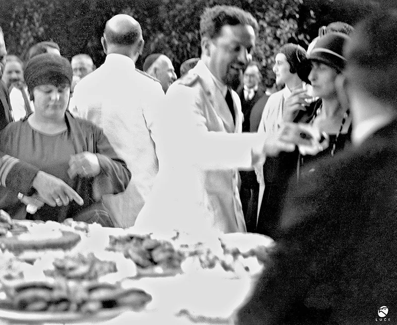 Italo Balbo a un ricevimento, 1929.