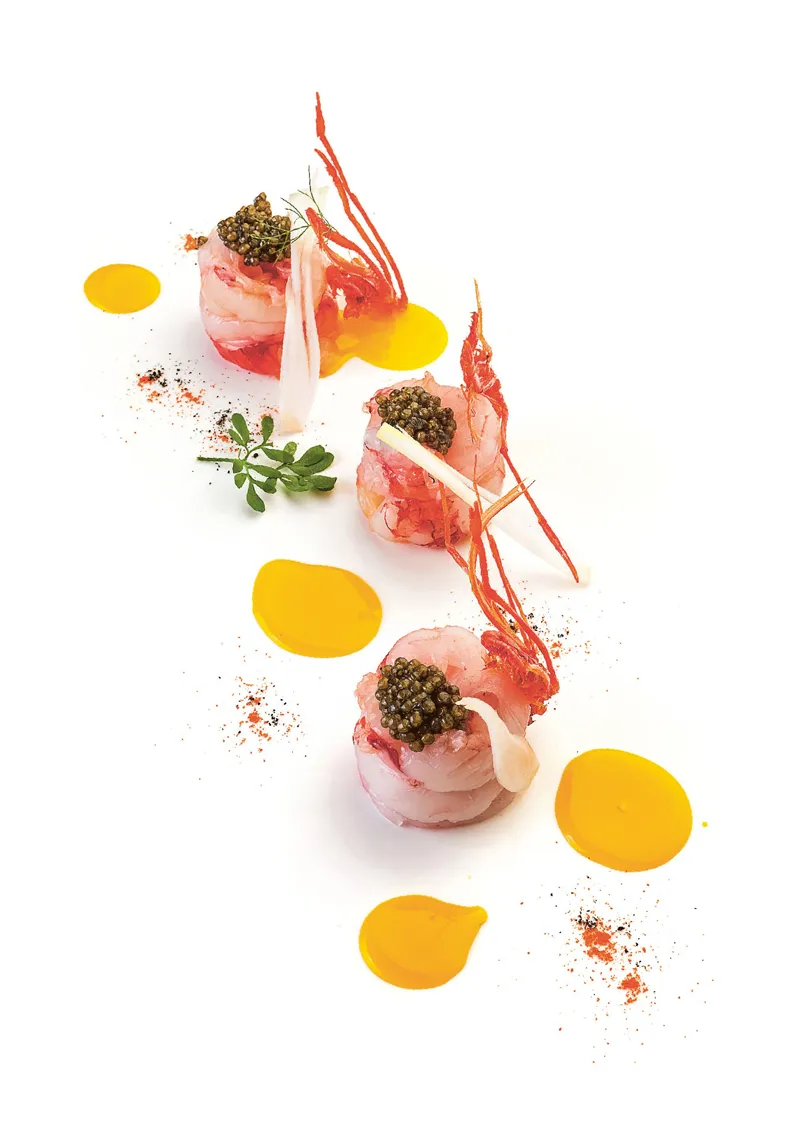 Gamberi, tuorlo d’uovo, caviale e cipollotti